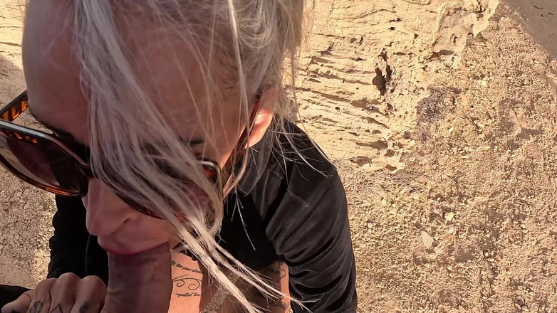 EROTICONLY: ブルネットの美女が硬いペニスに乗ってオーガズムに達する