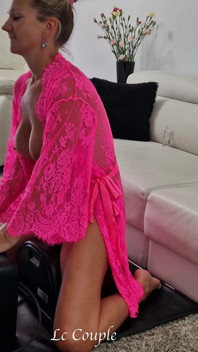 Мілфа попросила друга записати відео на sybian і за подяку, що вона смоктала його член до камшоту