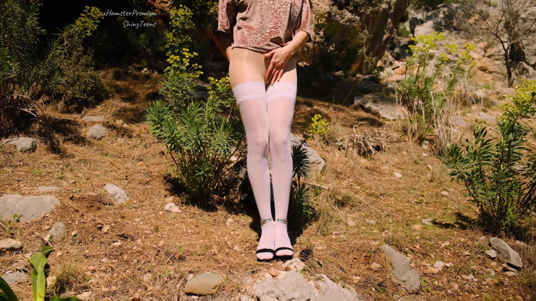 Shiny teens: chamakdaar tan pentihoj, vhait stokings aur seksi jins shorts