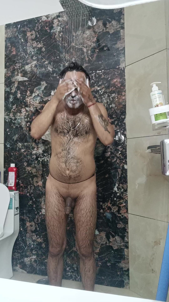 Rajasthani-old-lover:  Indiano homem tomando banho