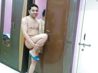 Cute & Nude Crossdresser: Sexy mietje travestiet femboy lieve lolly in een shirt, slipje...