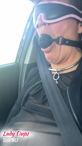 Lady Oups: Sletterige stiefmoeder gestraft in de auto als een hoer