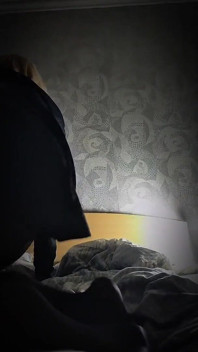 Blonde Sissy entspannt sich mit Spielzeug nach einer leidenschaftlichen Nacht mit ihrem Freund