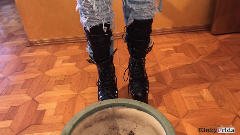 Dominatrix Frida: Pissing compilation - ragazza con piercing e tatuata - pantaloni piscio