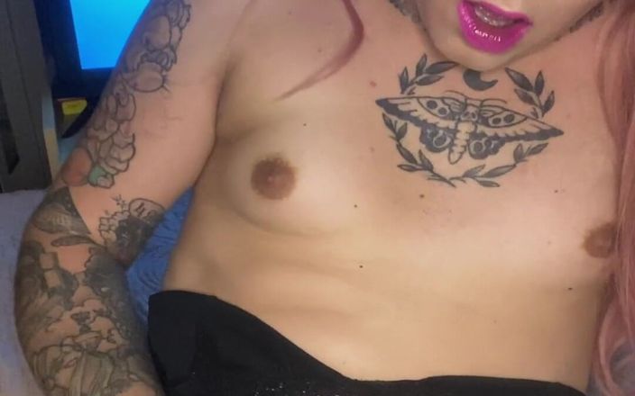 Emma Ink: Masturbandosi in pigiama sexy