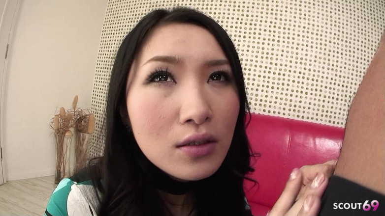 Asian porn collection: Japonská teenagerka Ayana tajně kouří svého nevlastního otce a je...