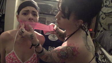 Selfgags classic: Une se fait bloquer et punir : menottes, bâillonnée en culotte...