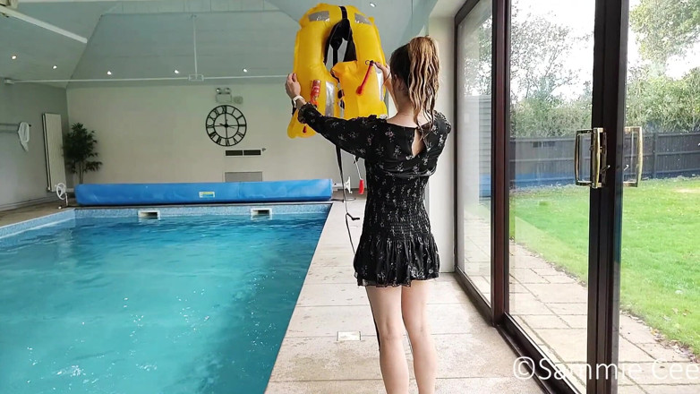 Sammie Cee: Xem lại áo phao của thuyền viên trong hồ bơi