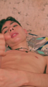 Sexy hubený Twink Magic C Plní kondom tlustým spermatem a polyká jeho vlastní nálož