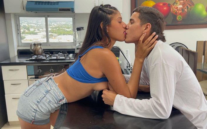 SOFIAYRIKY: Moje sousedka mi pěkně šuká svým obrovským penisem, zatímco jsem doma...