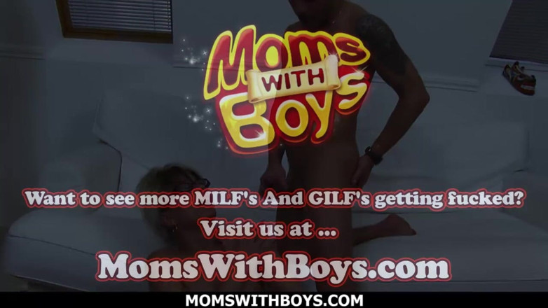 Moms With Boys: Zralá macecha utěšuje nevlastního syna se zlomeným srdcem