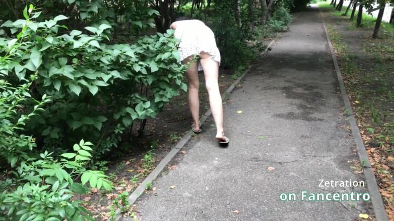 Zetration: Si rambut coklat cantik bermain nakal di taman anda tanpa...