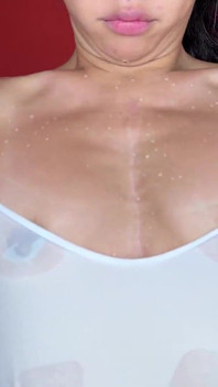 젖은 수영복을 입은 작은 젖탱이 젖꼭지 애타게 - 섹시한 솔로 젖꼭지 플레이 쇼를 위해 젖어 있는 핫한 아시아인