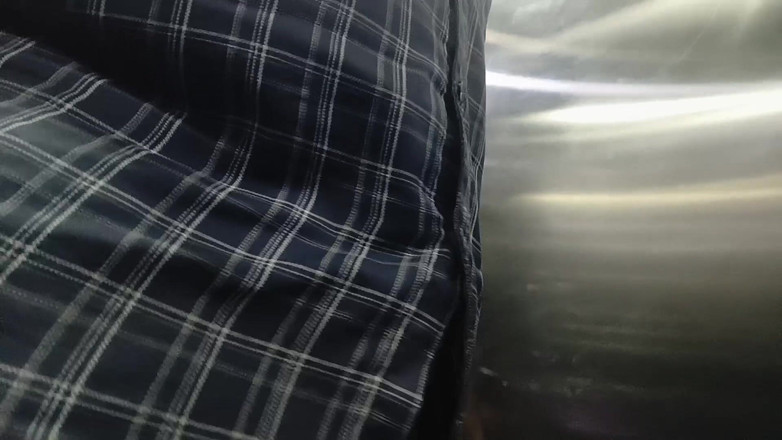 CarvingShovel: Tamil Boy Dick Show ve výtahu