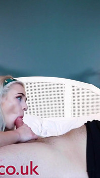 Ellie Shou si fa mangiare la figa e succhia il cazzo di un ragazzo più grande