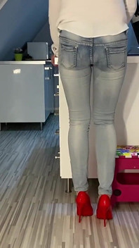 Kencing terdesak dalam seluar jeans dan dalam mulut saya