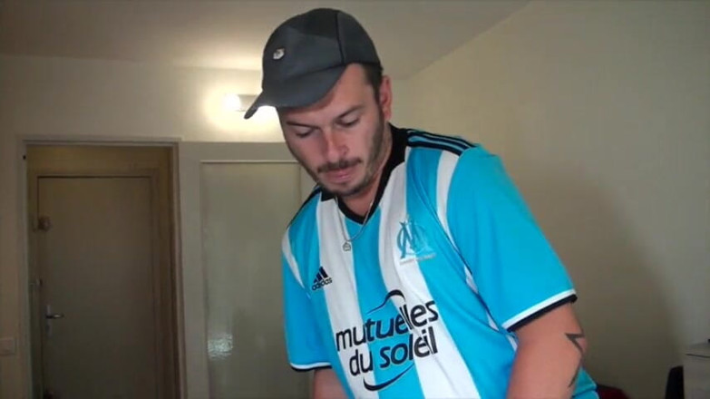 Gaybareback: Sneaker fetish with straight in jogging