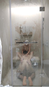 Fit desi casal tendo fumegante erótico chuveiro sexo