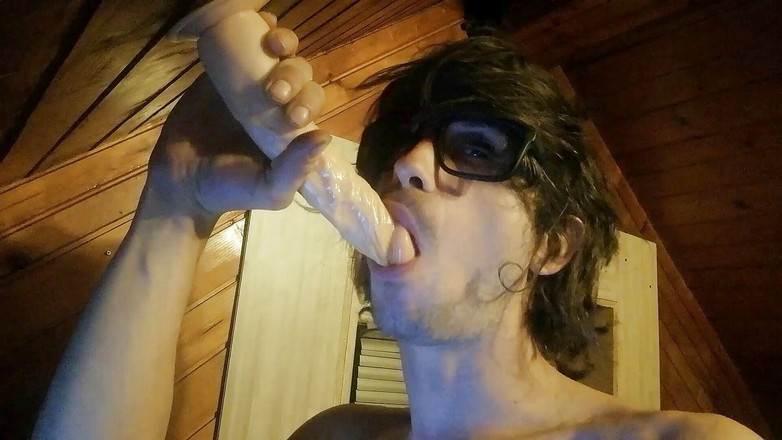 PowerBottomBoy: Joven emo jugando con sus juguetes grandes