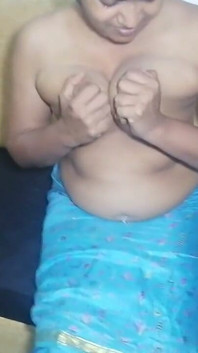 Une femme de ménage desi habillée avec le sari de fil de fil pour séduire