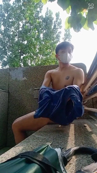 Aisa Young Twink Dans La Nature, Branlette Et Éjaculation Dans La Nature