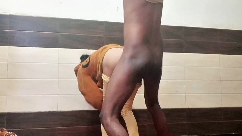 Shivanibaby: La figa della sorellastra vergine scopa