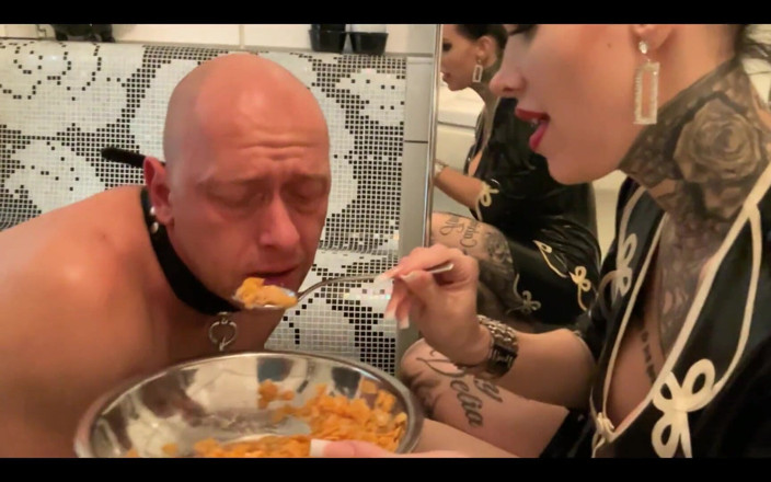 Strict Senz: Miss Alessa Milano cho nô lệ nhà vệ sinh của...