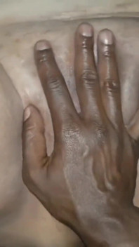 Marido massagem na buceta relaxando gemendo tremendo orgasmos
