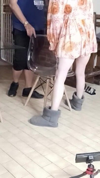 Futând o curvă brunetă sexy la viața de petrecere din casa prietenului