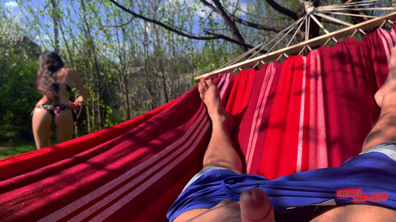 NicoleAndAlex: Üvey erkek kardeşim beni gözetliyor ve götüme mastürbasyon yapıyor