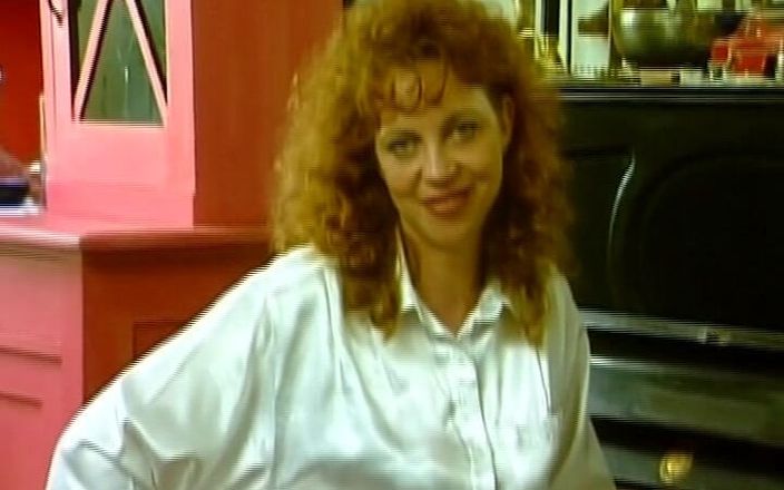 Porno kino: Ruiva alemã milf se enche de vibrador