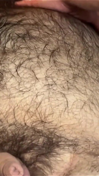 Chlupaté medvědy 4 rukou masáž sperma