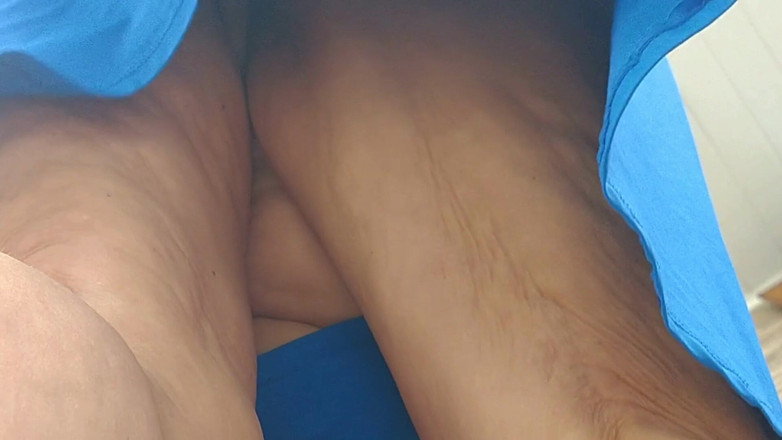 Priscila: 在打扫人行道时让我的手机记录我的继母