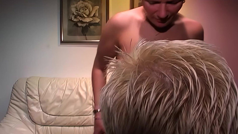 Amateur Pornos XXX: Намазанная маслом рыжая показывает массивную блестящую задницу