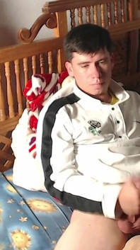 Hetero kouká na porno, dokud nepřijde lahodně, jeho péro je tak tvrdé
