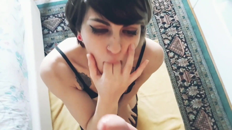 Iliketobeaslut: セクシーな女の子はキスの後に彼のコックを吸いたい