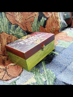 Suzy Wylde: Suzy Wylde je tvůrce, který vytváří umění a použitelné předměty