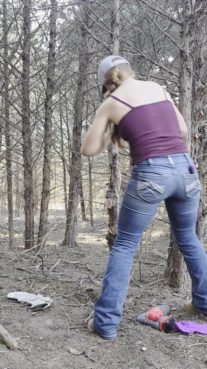NaughtyRedFarmgirl: Rothaarige fickt muschi im wald, squirtet überall