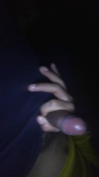 Homme sexy avec une énorme bite se touchant sur le canapé