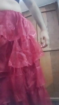 India gay crossdresser presionando el fondo y jugando con sus grandes tetas en vestido rojo real sexo casero