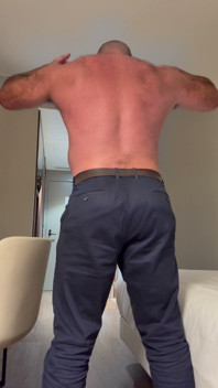 Padrastro musculoso de negocios necesita una perra para relajarse