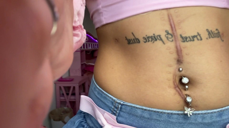 Nali Marie: Navel vingeren tiener lange nagels mini-rok maag buikbuikfetisj knoopgat uitrekken...