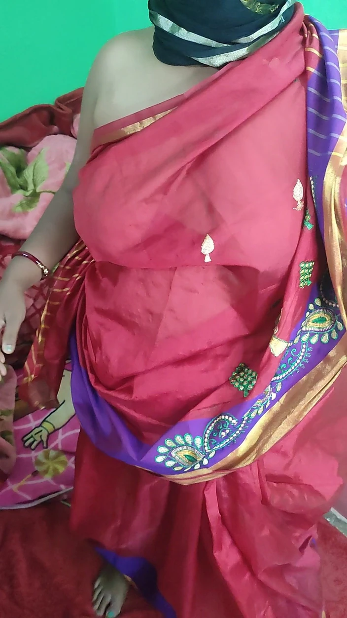 Indianbhabi2: Indian curvy bhabi dance in re sharee and showing her...