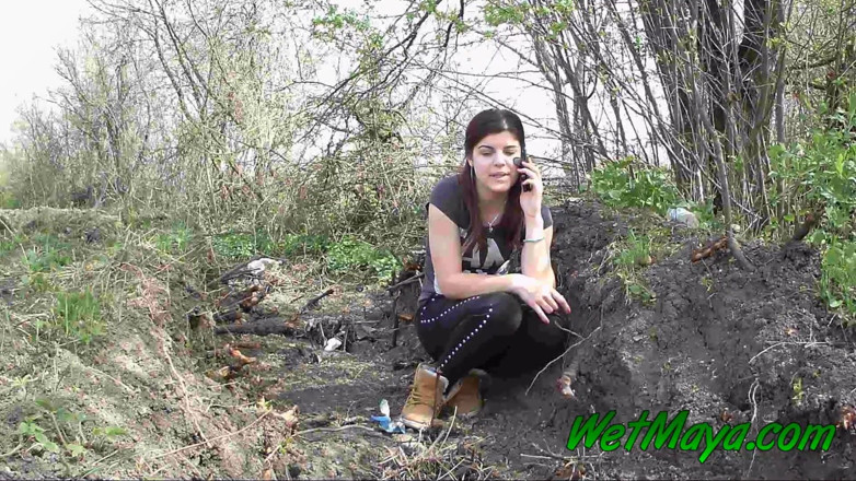 Wet Maya: Pișându-se într-un șanț de pe marginea drumului