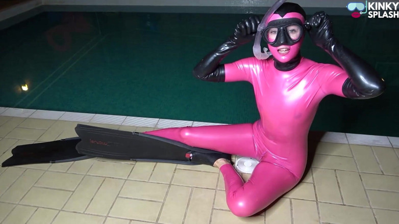 UKCuteGirl Lucy Lauren: Latexová panenka hrany u bazénu s kluzkými prsty