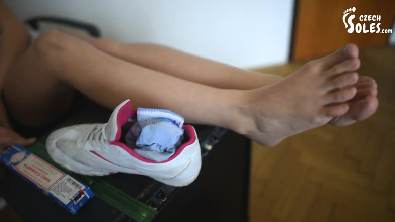 Czech Soles - foot fetish content: Taquinage sexy avec les pieds avec Sofia