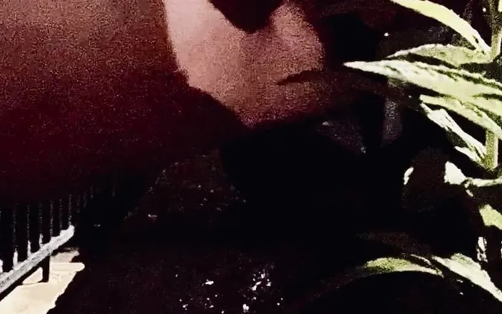 CityFemalePissMarker: Casual Pee Waiting for My Delivery Food