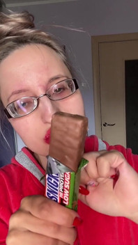 Jätte stora läppar stora glasögon asmreating Snickers protein bar