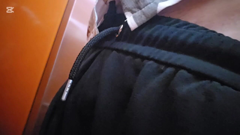 Hotfuck20: Gadis lift publik lagi asik ngocok kontol