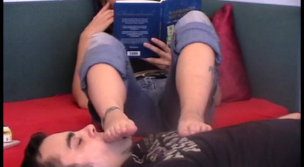 Foot Girls: Adoração ao pé 10 lendo e tendo prazer
